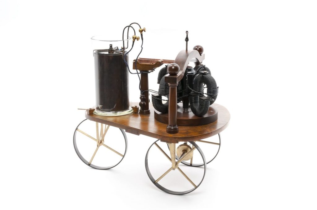 this image shows a scale model of an electric motor on a coach