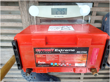 this picture shows the 12 Volt AGM on a weigh scale, showing that it weighs 24,5 kilos.