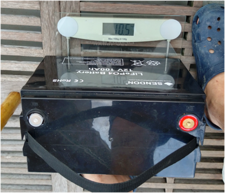 this picture shows the LiFePO4 battery on a weigh scale, showing that it weighs 10,5 kilos.